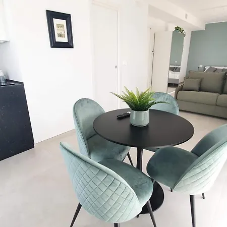 Mediterranea - Seaview, Pool & Garden Apartment *