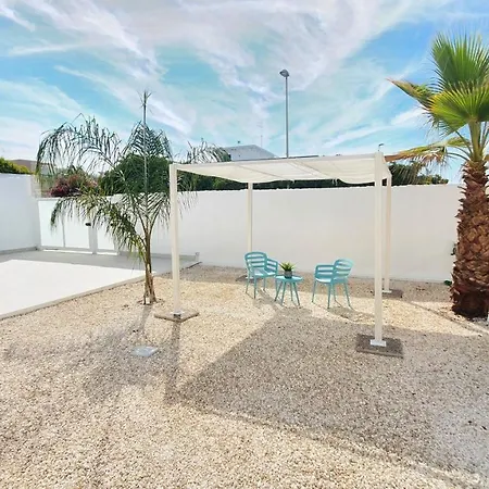Mediterranea - Seaview, Pool & Garden Apartment Bari