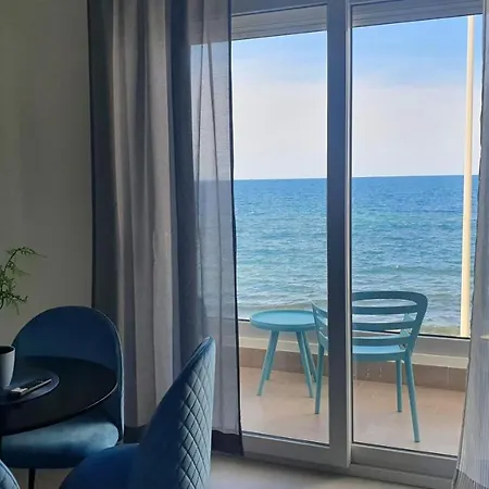 Mediterranea - Seaview, Pool & Garden Apartment Bari