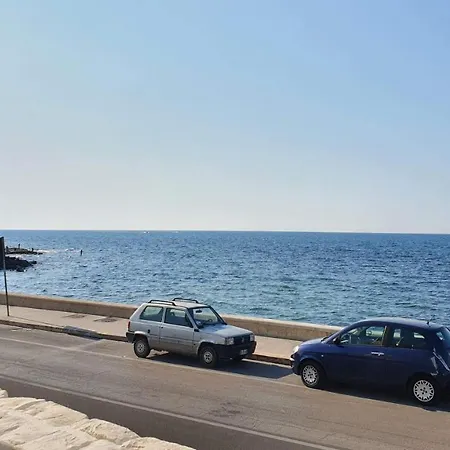 Mediterranea - Seaview, Pool & Garden Apartment Bari