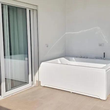 Mediterranea - Seaview, Pool & Garden Apartment *