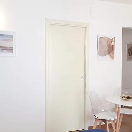 Mediterranea - Seaview, Pool & Garden Apartment Bari