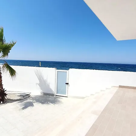 Mediterranea - Seaview, Pool & Garden Apartment