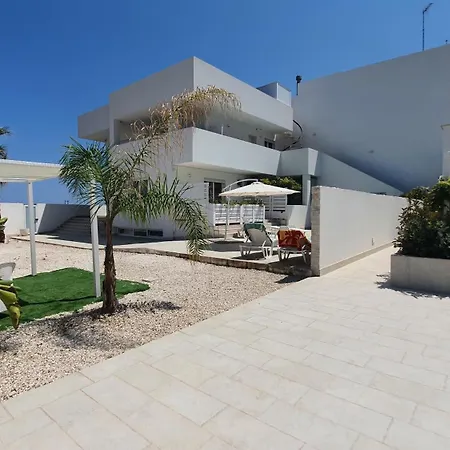 Mediterranea - Seaview, Pool & Garden Apartment Bari