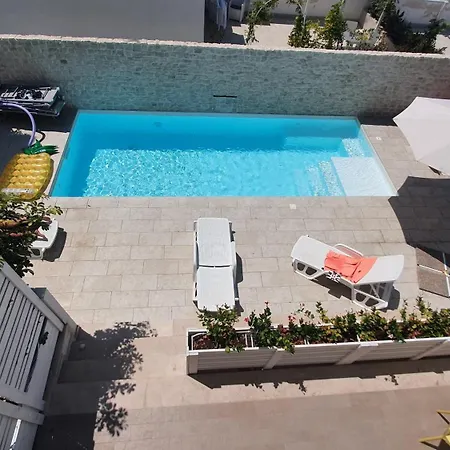 Mediterranea - Seaview, Pool & Garden Apartment