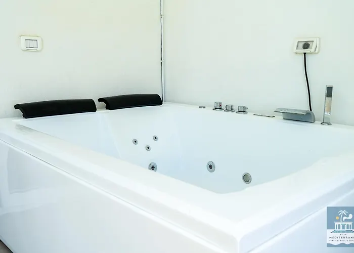 Appartamento Mediterranea - Seaview, Pool & Garden Bari